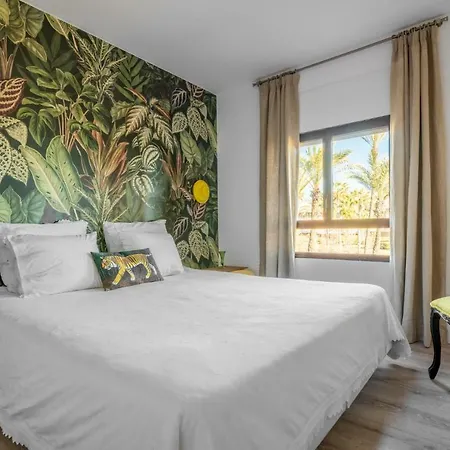 Royal Front Beach Apartment *